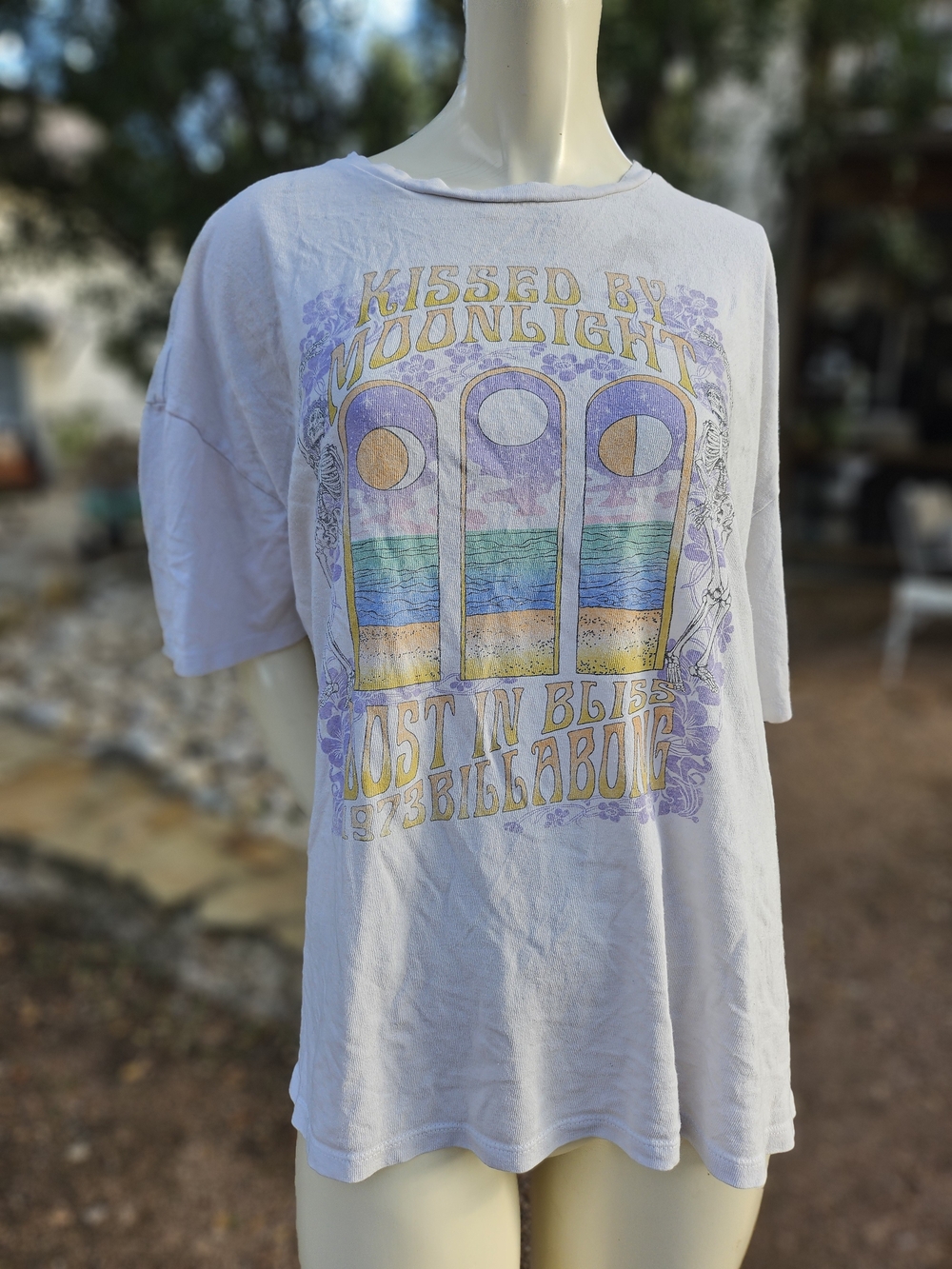 Billabong Lavender 'Kissed by Moonlight' 'Lost In Bliss' Distressed Graphic T XL
